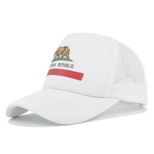 Détail de l'imprimé drapeau California Republic sur la casquette trucker en filet blanc