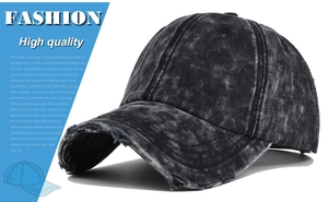 Dettaglio della visiera consumata sul cappellino da baseball in cotone grigio lavato