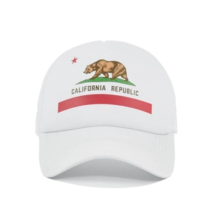 Détail de la broderie drapeau California Republic et maille sur la casquette blanche