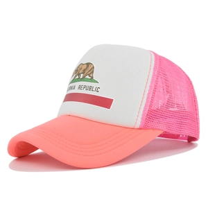 Détail de la casquette trucker rose avec imprimé ours California Republic sur mousse blanche
