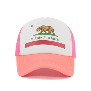 Détail de la casquette rose en mesh avec imprimé California Republic sur le devant