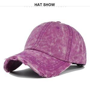 Dettaglio del cappello in cotone lavato viola con bordi sfrangiati in stile vintage retrò