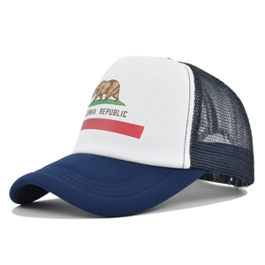 Détail de l'imprimé California Republic sur la casquette trucker en mesh bleu et blanc