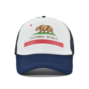 Vue détaillée de l'imprimé drapeau californien sur casquette trucker bleue et blanche