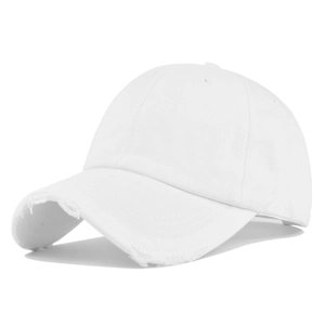 Dettaglio dei bordi usurati e delle cuciture sul cappellino da baseball in cotone bianco
