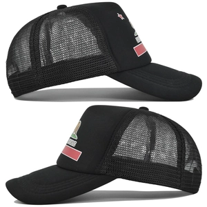 Détail de la casquette trucker noire en filet avec broderie du drapeau californien