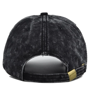 Vista posteriore del cappello vintage acid wash con fibbia in metallo bronzo regolabile