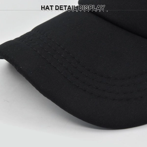 Gros plan sur la visière d'une casquette noire avec triple couture de renfort précise
