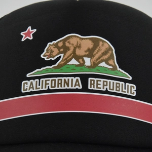 Vue détaillée de la broderie du drapeau California Republic sur casquette noire en sergé