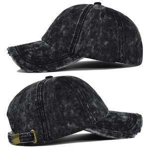 Vista dettagliata del cappellino baseball in denim lavato con visiera consumata e fibbia