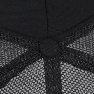 Gros plan d'une casquette baseball en mesh noir montrant le bouton et les coutures