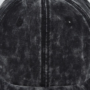 Dettaglio della trama in cotone lavato e cuciture di un cappello da baseball vintage