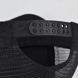 Détail de la fermeture snapback à double rangée et de la maille noire sur la casquette