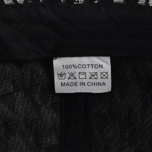 Détail de l'étiquette de lavage 100% coton et des conseils d'entretien de la casquette