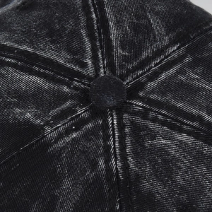 Macro della corona del cappello da baseball in denim lavato con cuciture dettagliate
