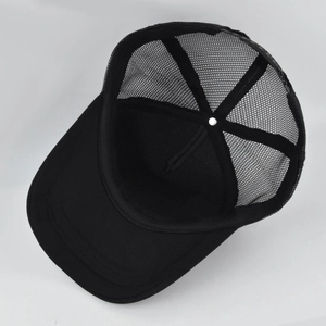 Vue intérieure d'une casquette trucker noire montrant les panneaux en mesh et coutures