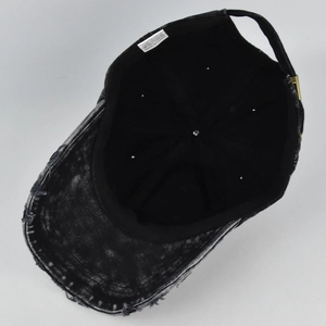 Dettaglio del cappellino vintage lavato che mostra l'interno in cotone e la fibbia metallica