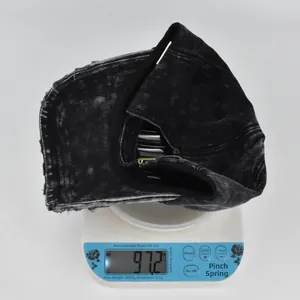 Dettaglio del berretto da baseball denim nero slavato pesato a 97,2 g sulla bilancia