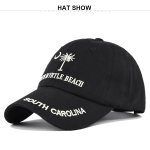 Nahaufnahme der South Carolina Bestickung auf dem Schirm einer schwarzen Basecap