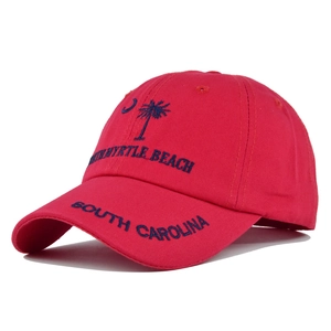 Makroaufnahme der North Myrtle Beach Stickerei auf einer roten Baumwoll-Basecap