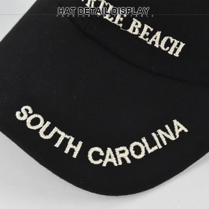 Nahaufnahme der weißen Stickerei South Carolina auf einer schwarzen Baseballkappe aus Baumwolle