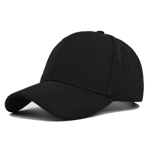 Classic plain black baseball cap with six-panel structure and curved brim for outdoor sports