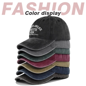 Détail de casquettes de baseball en coton délavé multicolores avec broderie YOUTH 1995