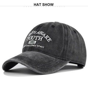 Gros plan sur la casquette en coton gris lavé vintage avec broderie YOUTH détaillée