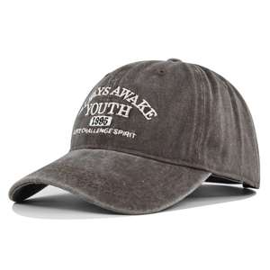 Broderie détaillée sur casquette de baseball gris foncé délavée avec texte YOUTH