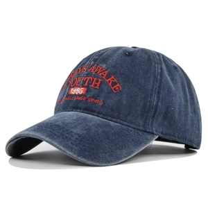Vue macro de la broderie 3D rouge sur la casquette en denim bleu marine délavé