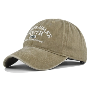 Détail de la casquette vintage en coton kaki avec broderie blanche YOUTH et 1995
