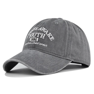 Détail d'une casquette de baseball en coton gris foncé avec broderies YOUTH 1995 en 3D