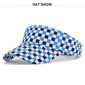 Vista dettagliata di un cappello a visiera in mesh a scacchi blu, nero e bianco