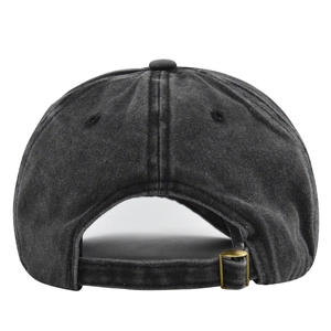 Vue détaillée de la casquette en coton délavé avec boucle et sangle réglables en bronze