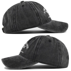 Vue détaillée d'une casquette en coton délavé gris anthracite avec broderie blanche