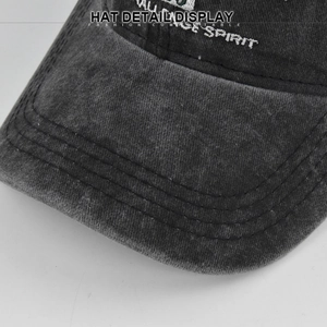 Détail de la casquette en coton délavé avec broderie SPIRIT blanche et bord surpiqué