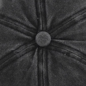 Gros plan détaillé de la couronne d'une casquette vintage avec coutures renforcées robustes