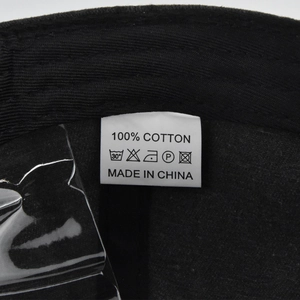 Gros plan détaillé de l'étiquette de lavage 100% coton sur la casquette de baseball vintage