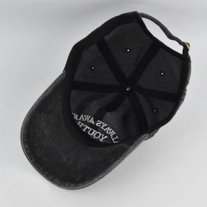 Détail de l'intérieur de la casquette en coton avec broderie 'ALWAYS YOUTH' et boucle en laiton