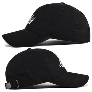 Detailansicht der schwarzen Baseballkappe mit Lucky-Stickerei und verstellbarer Metallschnalle