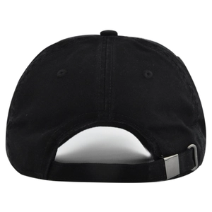 Detailansicht der schwarzen Baseballkappe mit verstellbarem Riemen und Metallschnalle