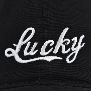 Nahaufnahme einer schwarzen Baumwoll-Basecap mit weißer Lucky-Textbestickung