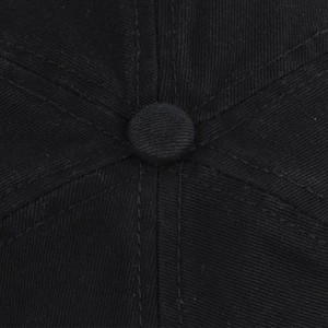 Nahaufnahme der Kronendetails mit Nähten auf der schwarzen Lucky-Baseballkappe