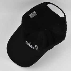 Detail der Baumwoll-Baseballkappe mit Größenetikett 56-60cm und Lucky-Stickerei