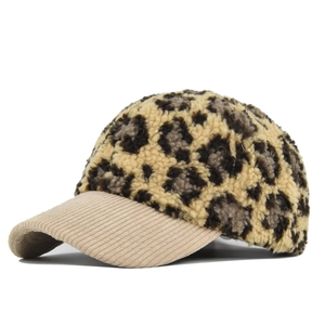 Winter sherpa baseball cap with leopard print and corduroy brim for a retro style