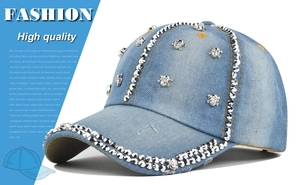 Détail d'une casquette en denim délavé avec rivets crânes argentés et strass brillants