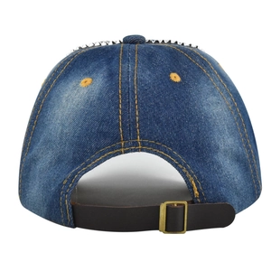 Vue arrière casquette en jean avec sangle en cuir et boucle en laiton