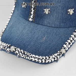 Détails de la casquette en jean avec des clous tête de mort et des strass argentés