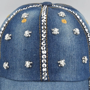 Casquette en jean délavé avec clous tête de mort argentés et strass brillants décoratifs
