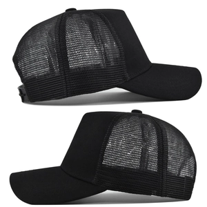 Detail van de ademende mesh achterkant en verstelbare kliksluiting op zwarte trucker caps